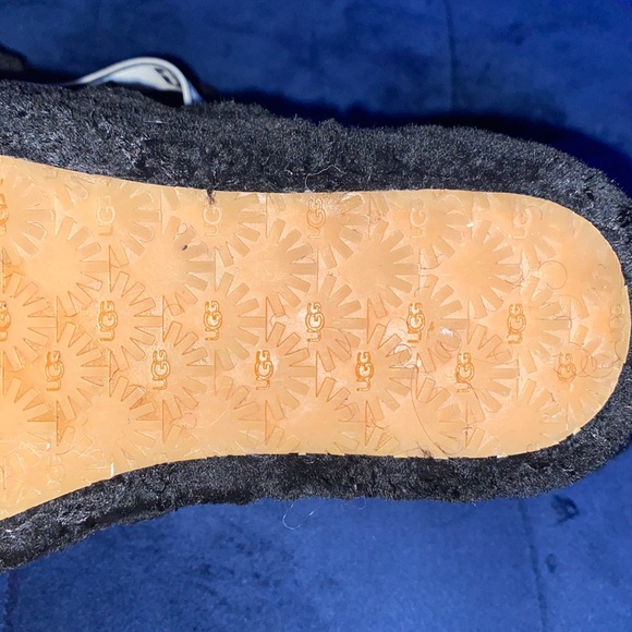 Worn twice!!! Girls size 4 Authentic Ugg slides 💕 - Picture 7 of 7